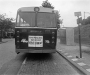 880104 Afbeelding van de achterkant een GVU-stadsbus lijn 9 naar Overvecht N.S., bij de halte aan het Aakplein te Utrecht.